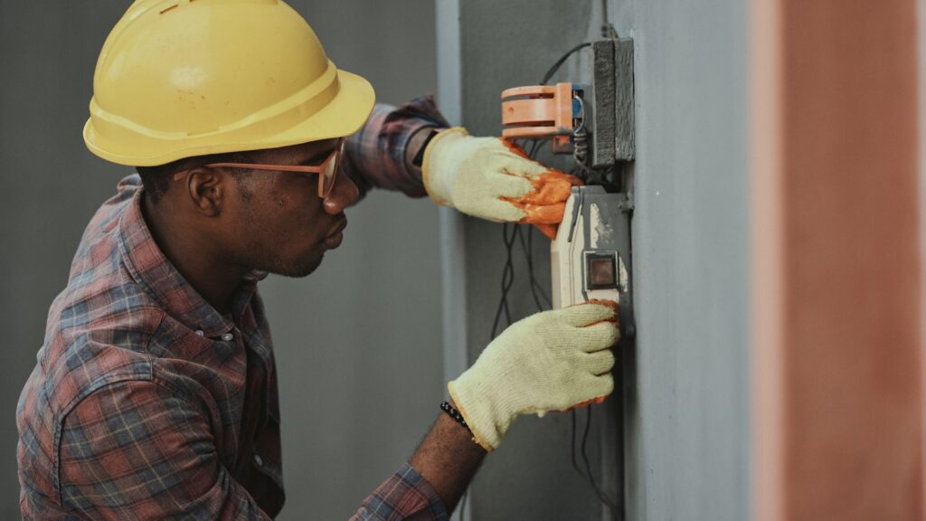 Technicien intervenant sur une installation de climatisation