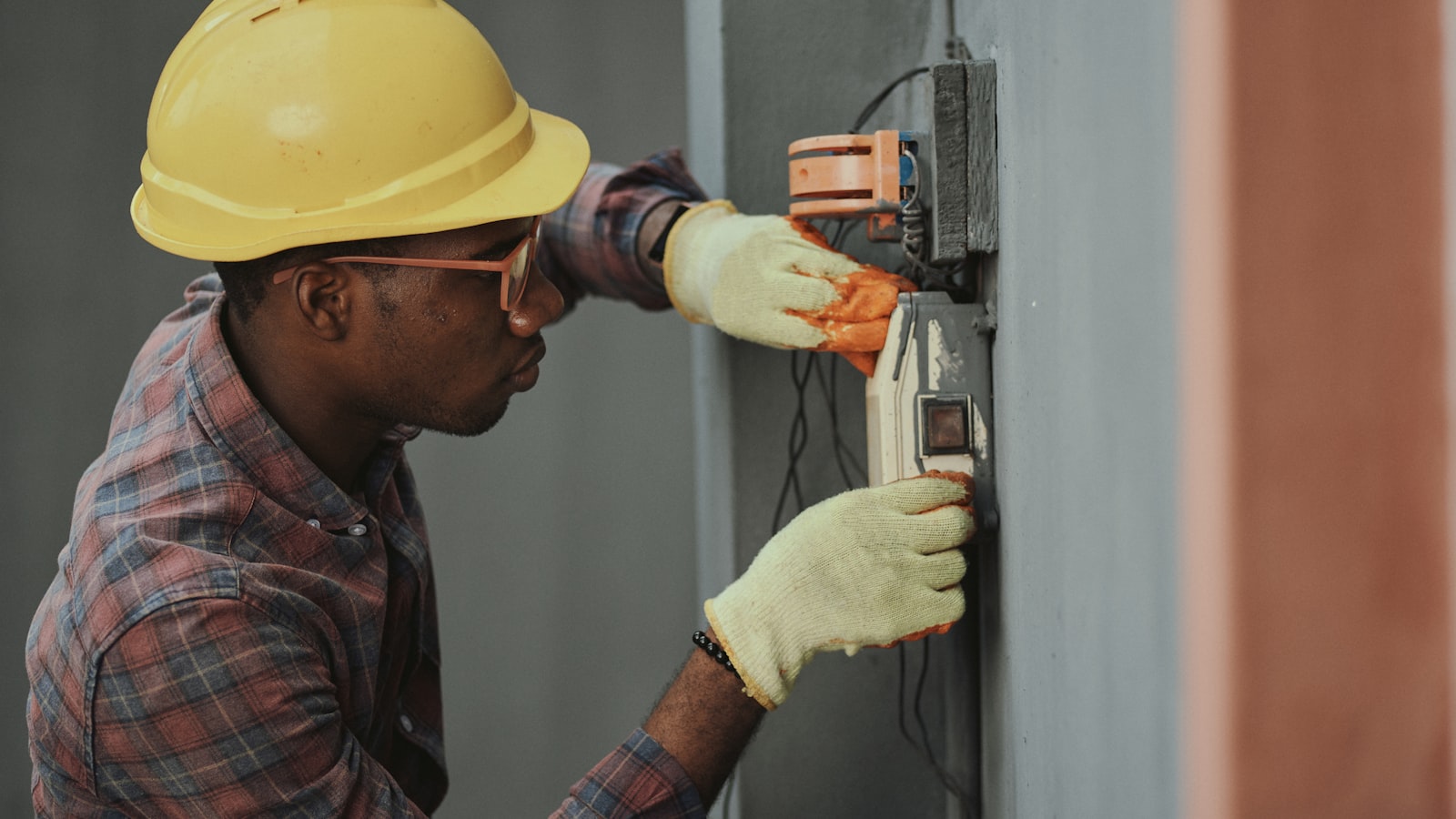 Technicien intervenant sur une installation de climatisation
