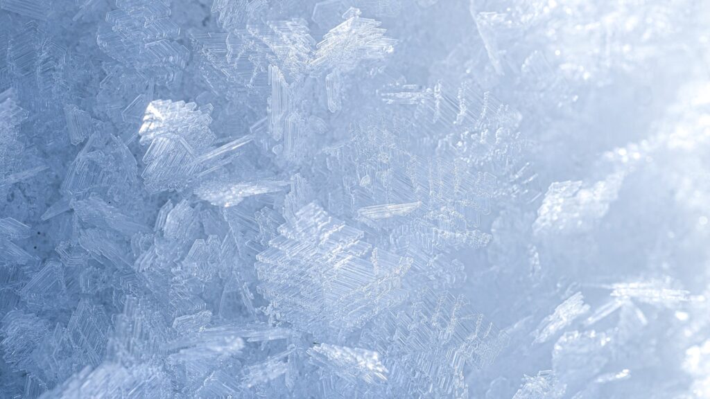 Givre et glace sur une surface exterieure par temps de gel