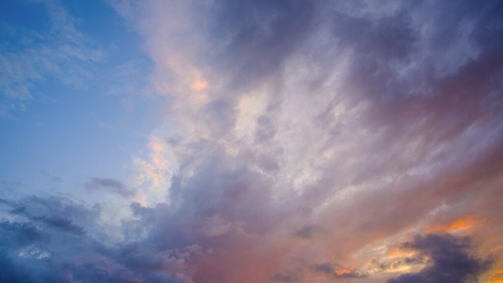 Ciel charge annoncant un changement de temps au-dessus d un paysage