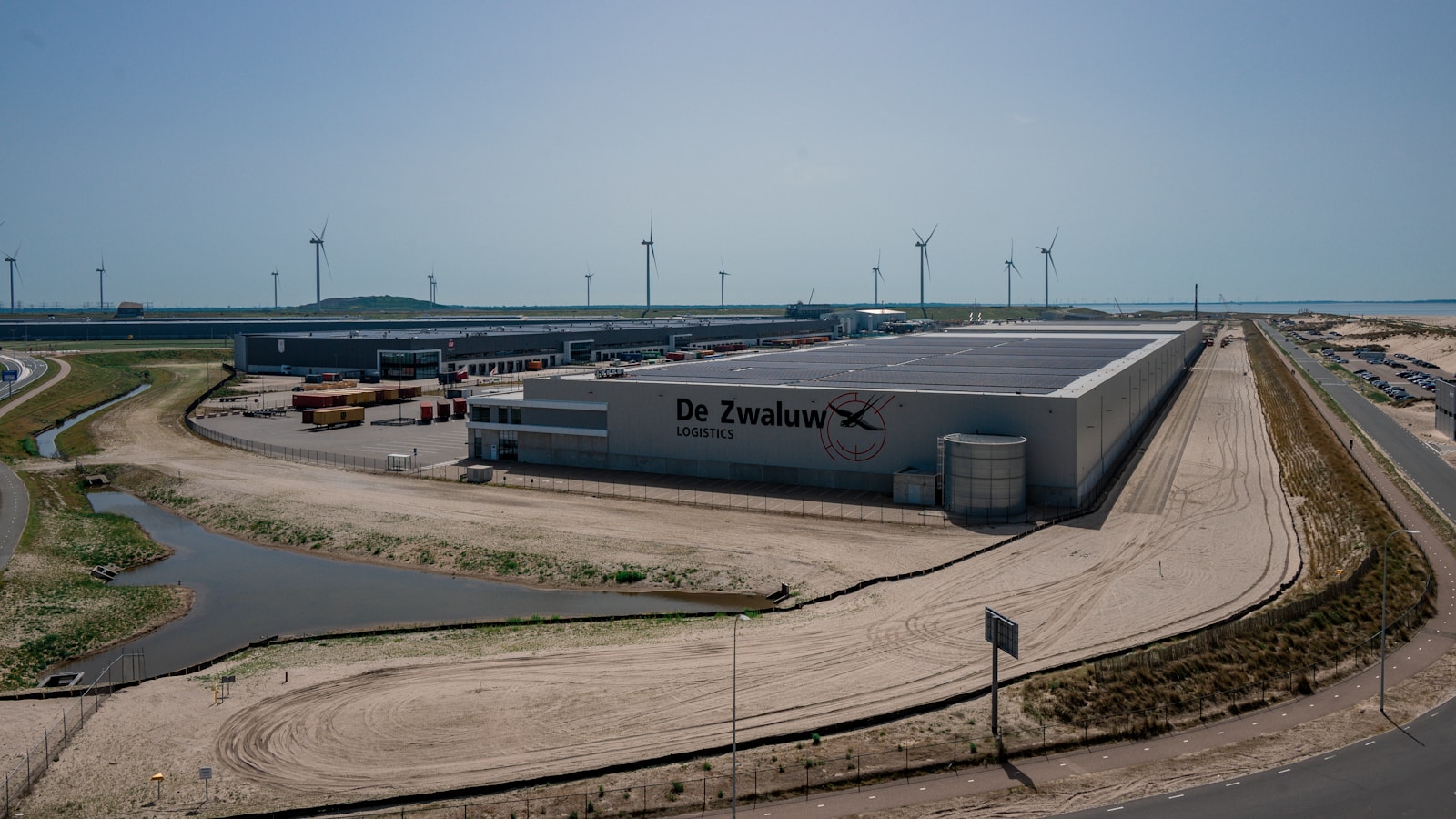 Éoliennes et panneaux solaires alimentant le réseau électrique, symbole du mix décarboné