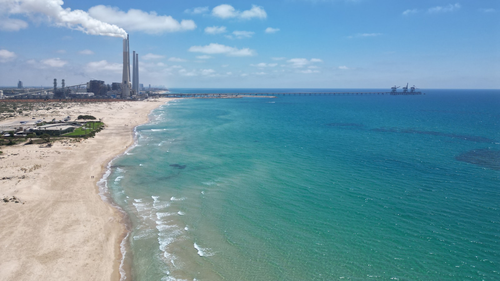 Station de pompage d'eau de mer d'une centrale nucléaire en bord de littoral