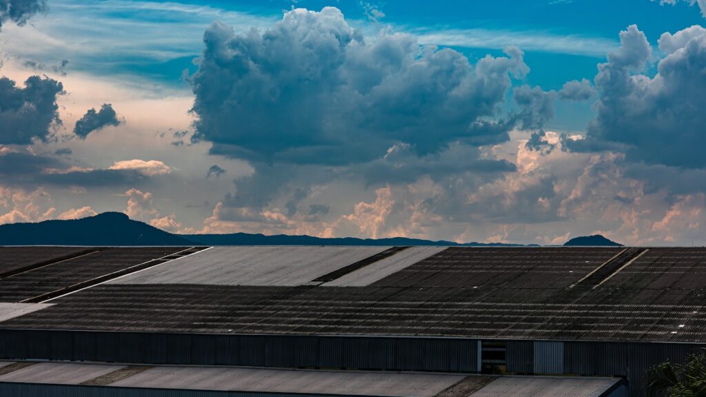 Panneaux solaires sur un toit sous un ciel voilé du nord de la France