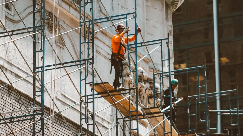 Immeuble d'habitation en cours de rénovation énergétique avec échafaudage et panneaux isolants