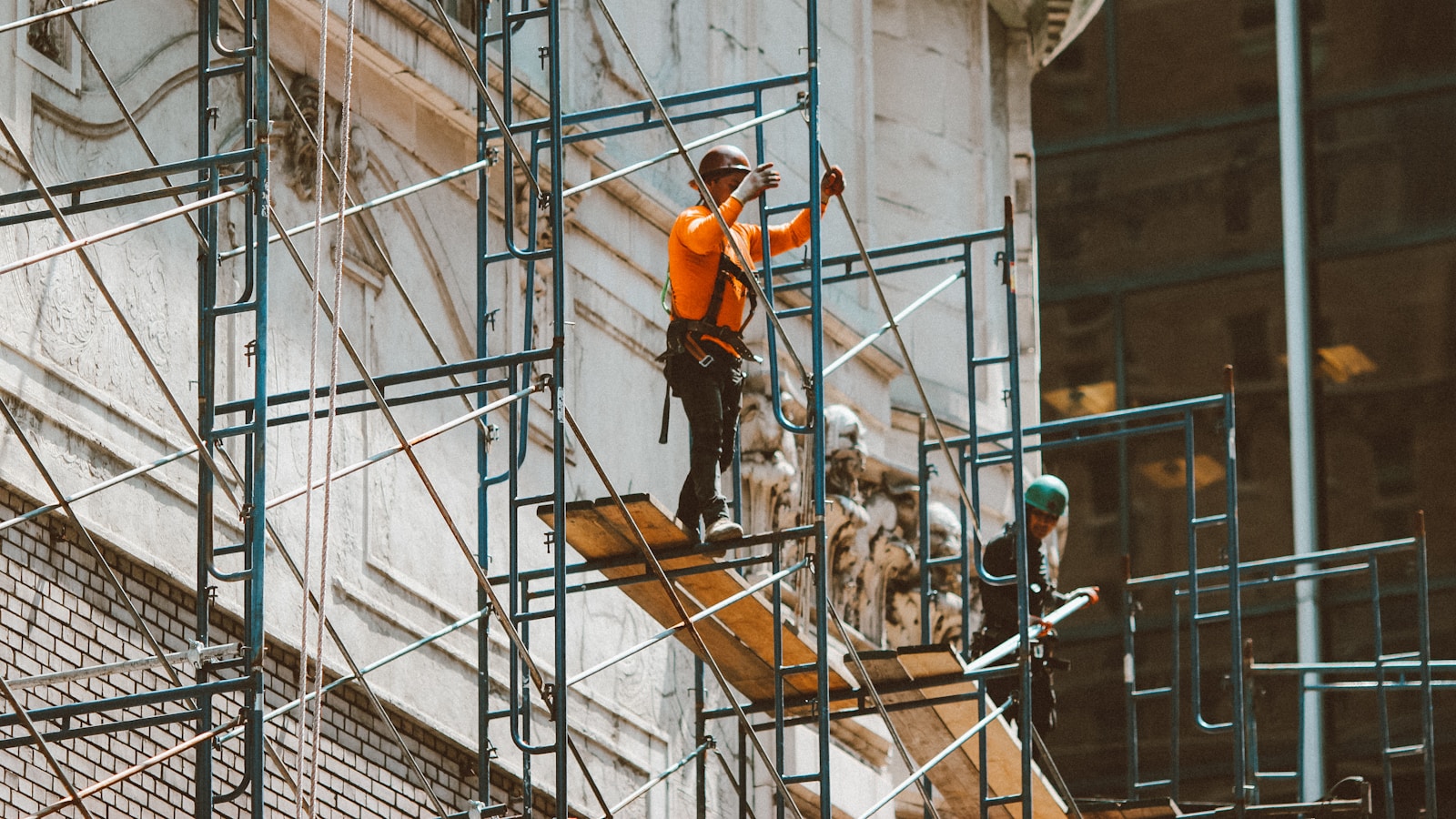 Immeuble d'habitation en cours de rénovation énergétique avec échafaudage et panneaux isolants