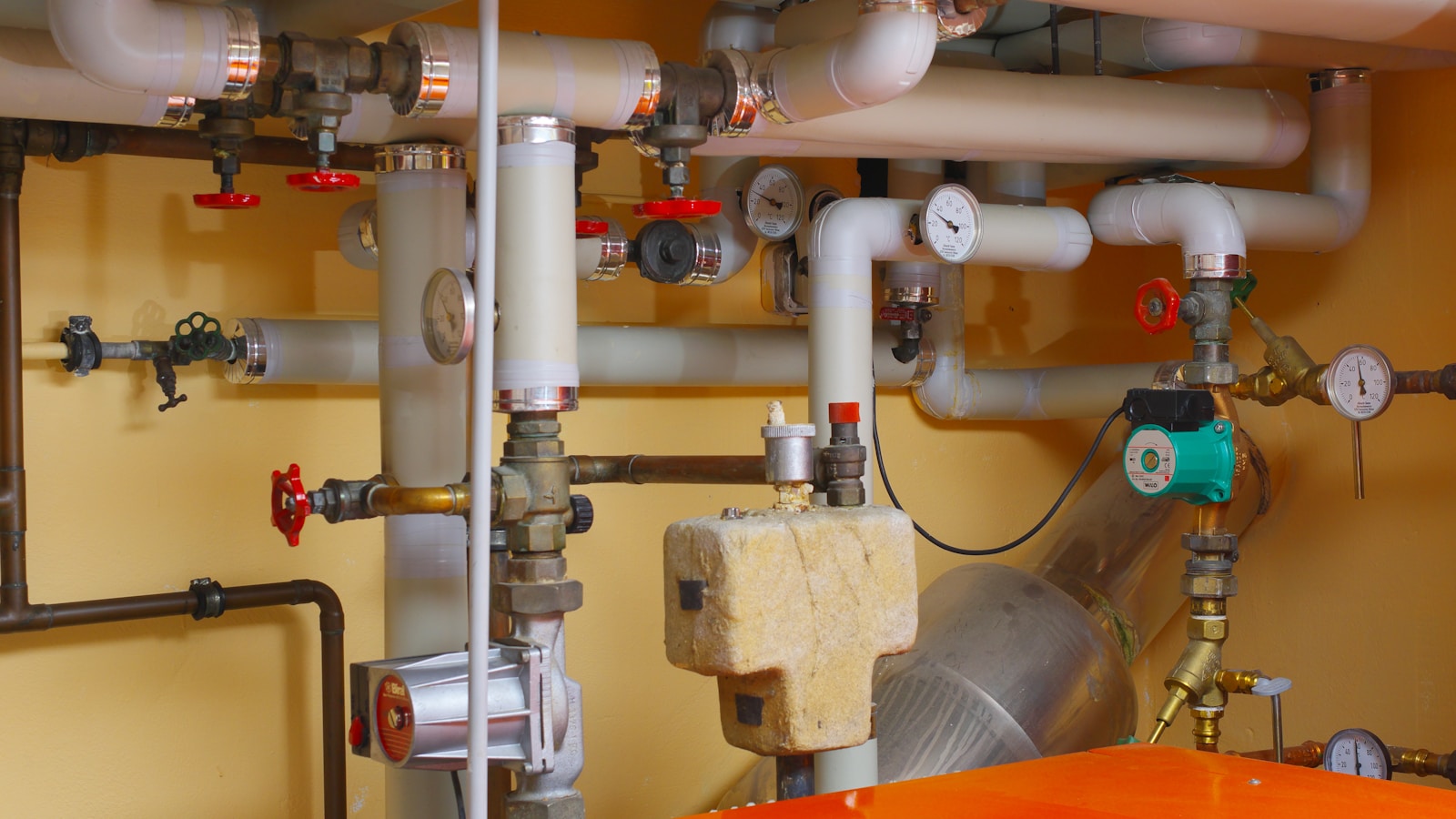 Chaudière gaz à condensation murale dans une buanderie, avec son conduit et ses raccords