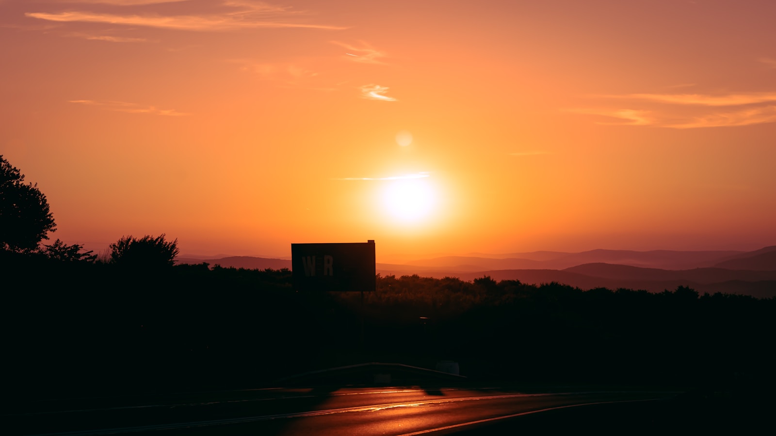 Lignes à haute tension sous un ciel de canicule, réseau électrique sous tension